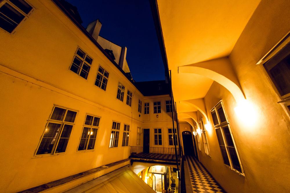 Little Town Budget Hotel Praga Exterior foto