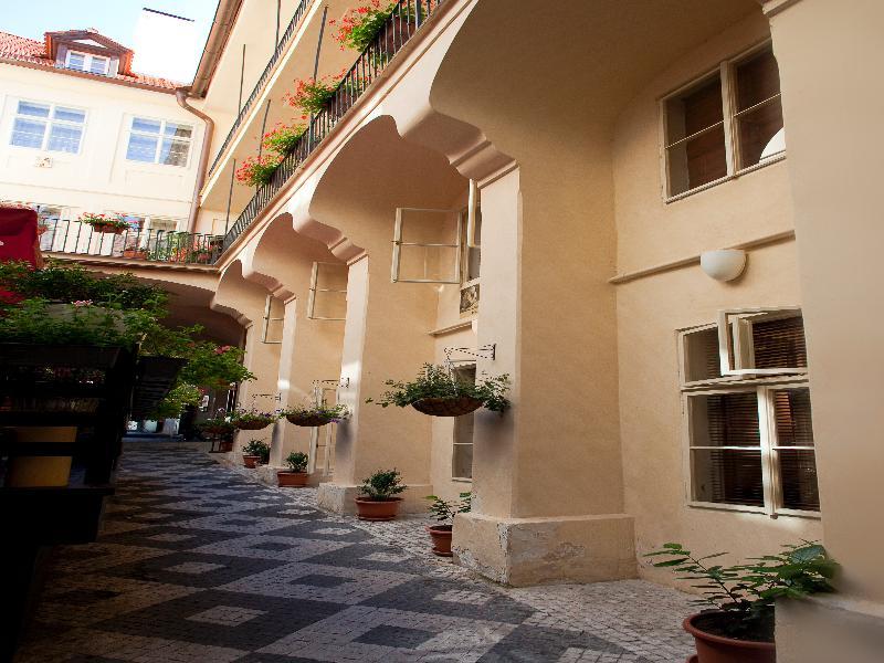 Little Town Budget Hotel Praga Exterior foto