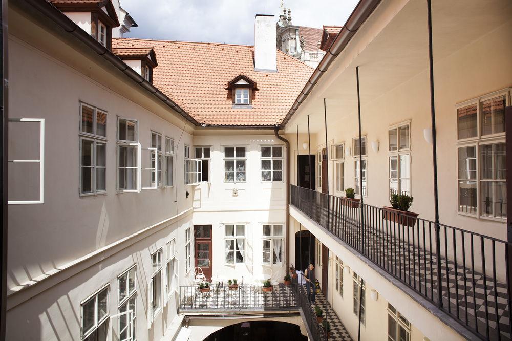 Little Town Budget Hotel Praga Exterior foto