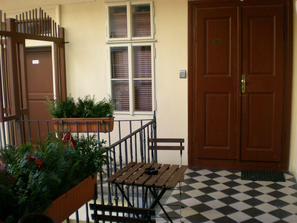 Little Town Budget Hotel Praga Exterior foto