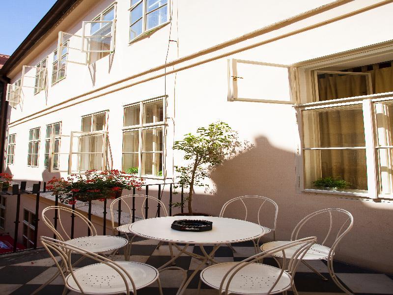 Little Town Budget Hotel Praga Exterior foto