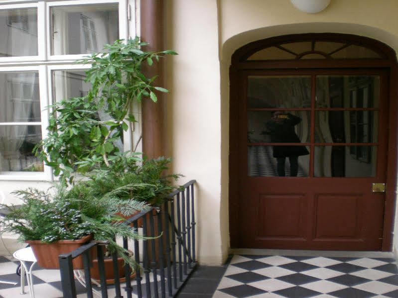 Little Town Budget Hotel Praga Exterior foto